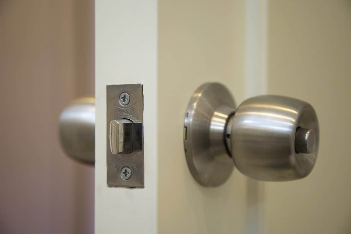 Do Door Hinges Need To Match the Knobs?